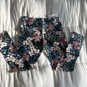 Here I’m selling a floral pattern set for 18$